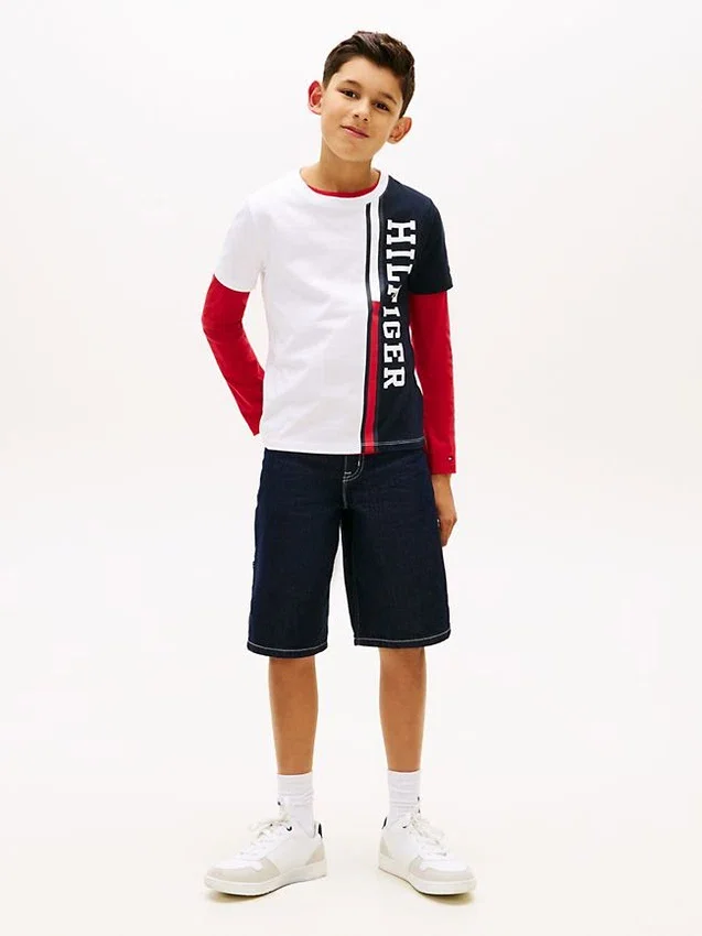 Camiseta infantil con logo y bloques de color verticales Camiseta infantil con logo y bloques de color verticales