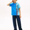 Camiseta infantil con logo y bloques de color verticales Camiseta infantil con logo y bloques de color verticales