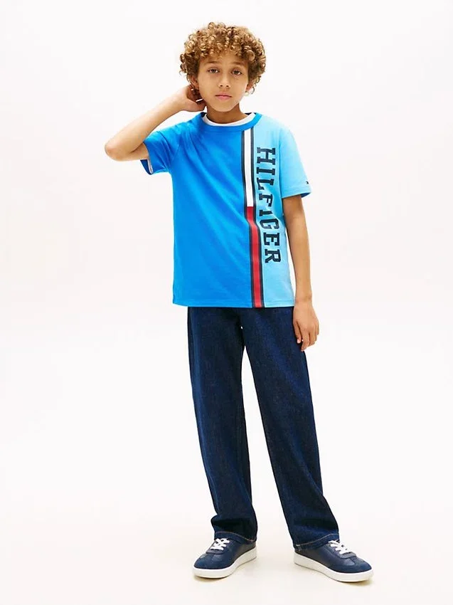 Camiseta infantil con logo y bloques de color verticales Camiseta infantil con logo y bloques de color verticales