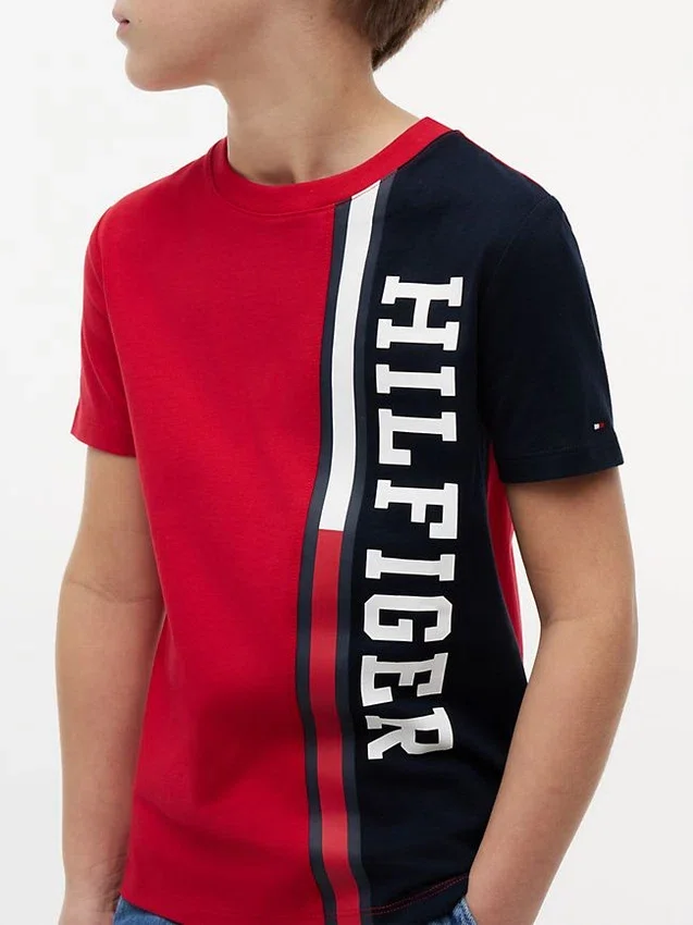 Camiseta infantil con logo y bloques de color verticales Camiseta infantil con logo y bloques de color verticales