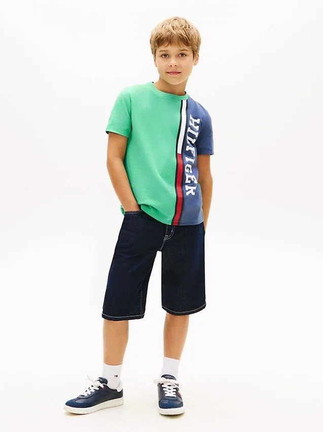 Camiseta infantil con logo y bloques de color verticales Camiseta infantil con logo y bloques de color verticales