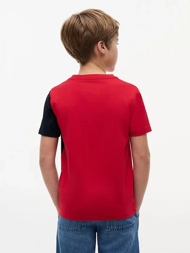 Camiseta infantil con logo y bloques de color verticales Camiseta infantil con logo y bloques de color verticales