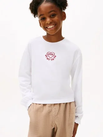 Camiseta infantil con logotipo bordado en forma de corazón