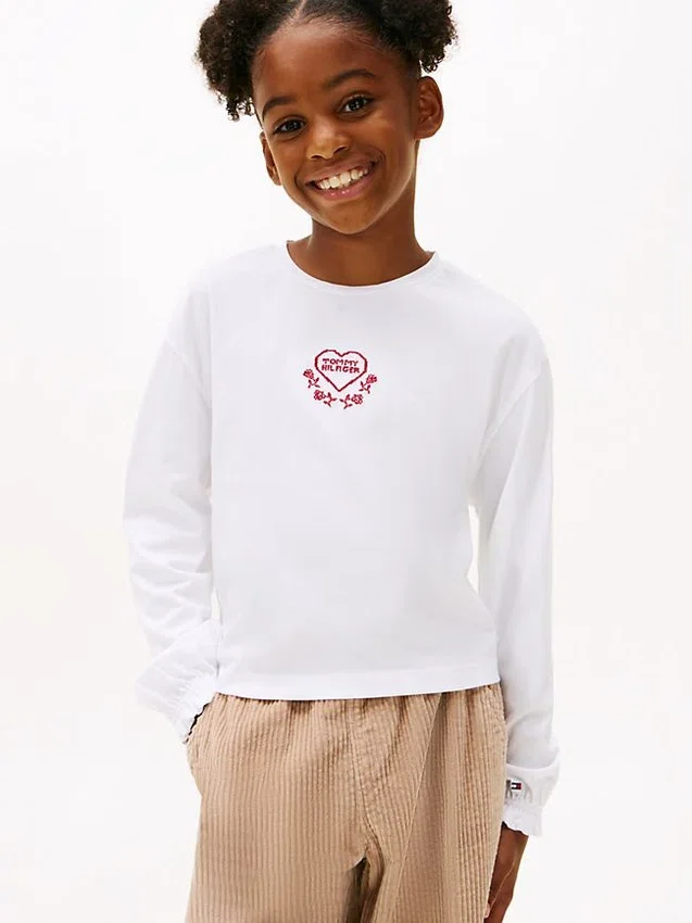 Camiseta infantil con logotipo bordado en forma de corazón