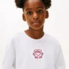Camiseta infantil con logotipo bordado en forma de corazón