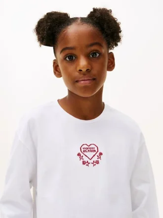 Camiseta infantil con logotipo bordado en forma de corazón