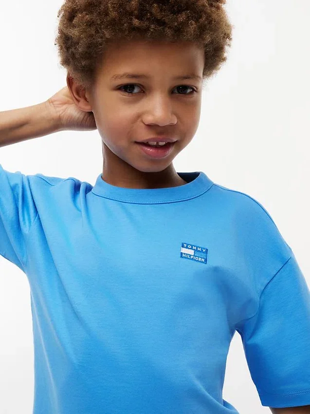 Camiseta infantil con logotipo de bandera en tonos Camiseta infantil con logotipo de bandera en tonos