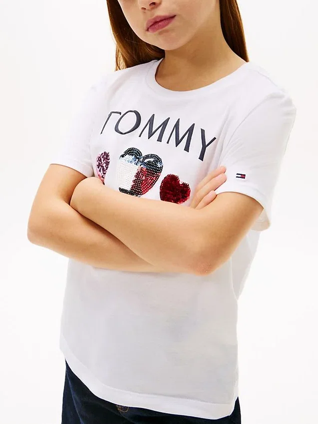 Camiseta infantil con logotipo de corazón de lentejuelas Camiseta infantil con logotipo de corazón de lentejuelas