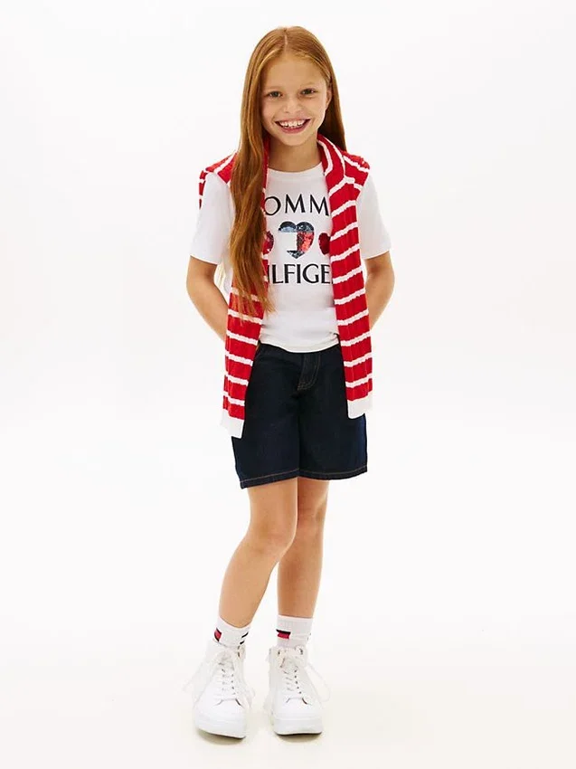 Camiseta infantil con logotipo de corazón de lentejuelas Camiseta infantil con logotipo de corazón de lentejuelas