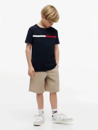 Camiseta infantil con logotipo y rayas de bandera