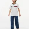 Camiseta infantil con logotipo y rayas de bandera Camiseta infantil con logotipo y rayas de bandera