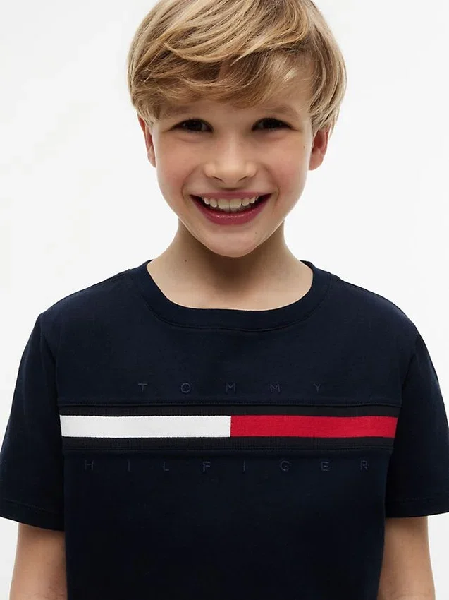Camiseta infantil con logotipo y rayas de bandera Camiseta infantil con logotipo y rayas de bandera