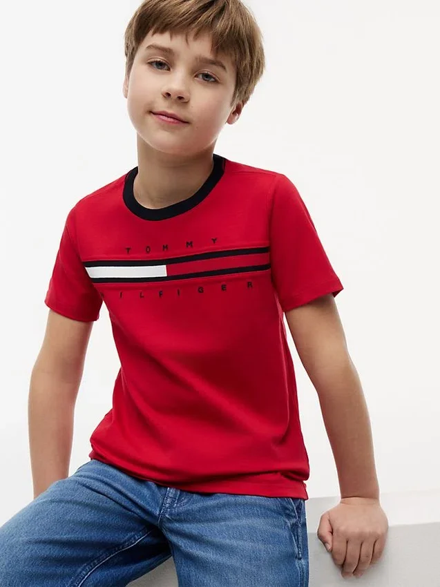 Camiseta infantil con logotipo y rayas de bandera Camiseta infantil con logotipo y rayas de bandera