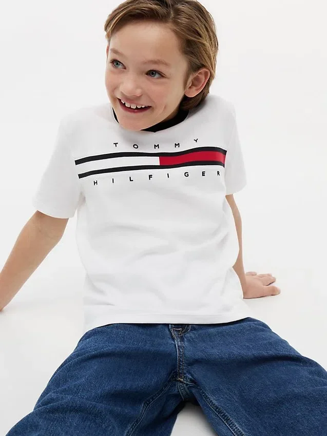 Camiseta infantil con logotipo y rayas de bandera Camiseta infantil con logotipo y rayas de bandera