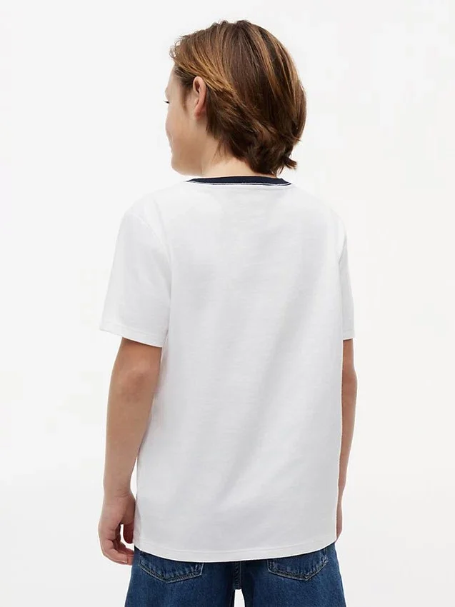 Camiseta infantil con logotipo y rayas de bandera Camiseta infantil con logotipo y rayas de bandera