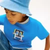 Camiseta infantil con monograma multicolor