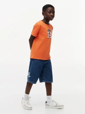 Camiseta infantil con monograma multicolor