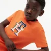 Camiseta infantil con monograma multicolor