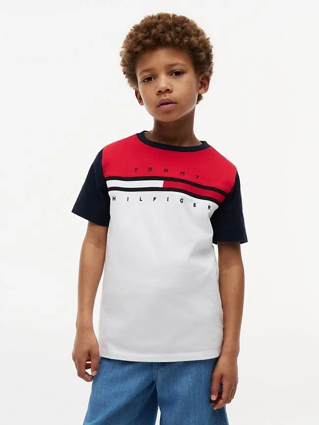 Camiseta infantil con rayas y bloques de color Camiseta infantil con rayas y bloques de color