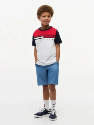 Camiseta infantil con rayas y bloques de color