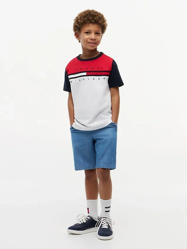 Camiseta infantil con rayas y bloques de color Camiseta infantil con rayas y bloques de color