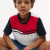 Camiseta infantil con rayas y bloques de color Camiseta infantil con rayas y bloques de color