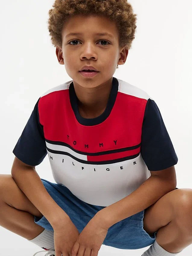 Camiseta infantil con rayas y bloques de color Camiseta infantil con rayas y bloques de color