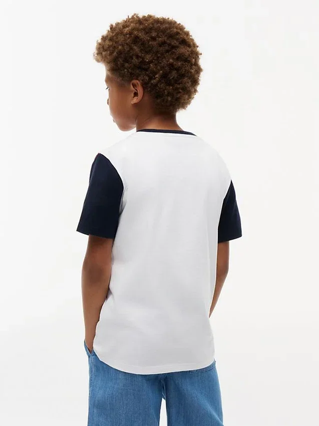Camiseta infantil con rayas y bloques de color Camiseta infantil con rayas y bloques de color