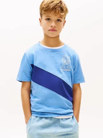 Camiseta infantil con rayas y logotipo