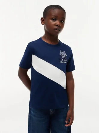 Camiseta infantil con rayas y logotipo