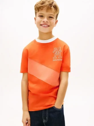 Camiseta infantil con rayas y logotipo