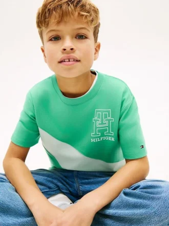Camiseta infantil con rayas y logotipo