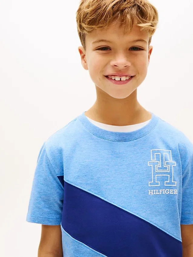 Camiseta infantil con rayas y logotipo Camiseta infantil con rayas y logotipo
