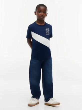 Camiseta infantil con rayas y logotipo