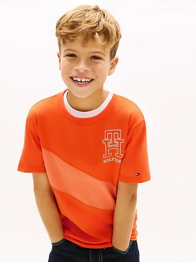Camiseta infantil con rayas y logotipo Camiseta infantil con rayas y logotipo