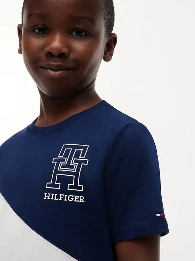 Camiseta infantil con rayas y logotipo Camiseta infantil con rayas y logotipo