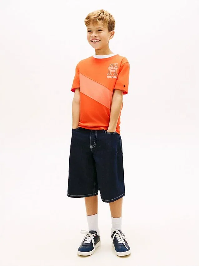 Camiseta infantil con rayas y logotipo Camiseta infantil con rayas y logotipo