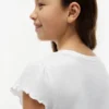 Camiseta infantil con ribete en las mangas