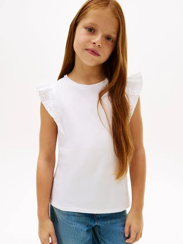 Camiseta infantil con volantes y ojales bordados Camiseta infantil con volantes y ojales bordados