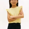 Camiseta infantil con volantes y ojales bordados Camiseta infantil con volantes y ojales bordados