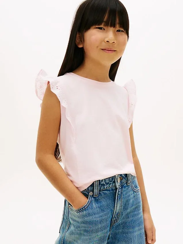 Camiseta infantil con volantes y ojales bordados Camiseta infantil con volantes y ojales bordados