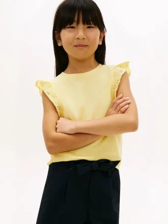 Camiseta infantil con volantes y ojales bordados