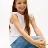 Camiseta infantil con volantes y ojales bordados Camiseta infantil con volantes y ojales bordados