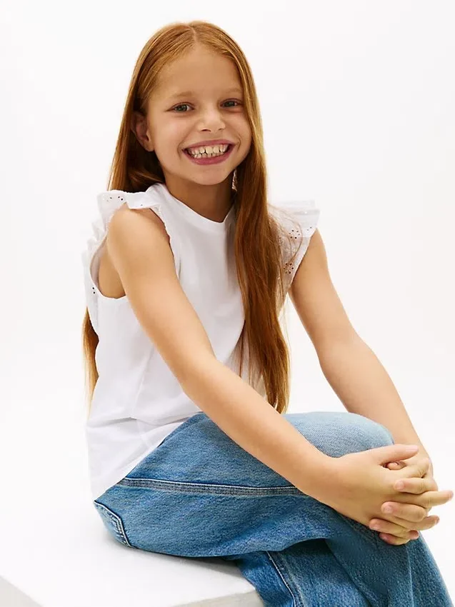 Camiseta infantil con volantes y ojales bordados Camiseta infantil con volantes y ojales bordados