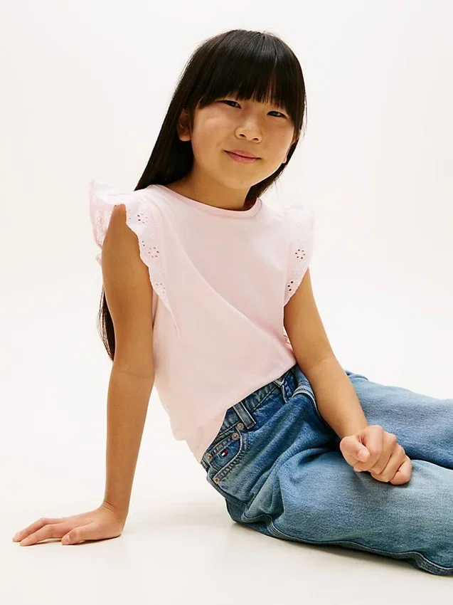 Camiseta infantil con volantes y ojales bordados Camiseta infantil con volantes y ojales bordados