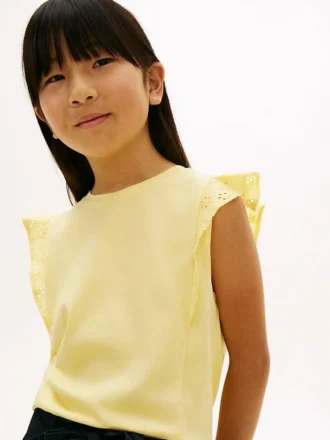 Camiseta infantil con volantes y ojales bordados