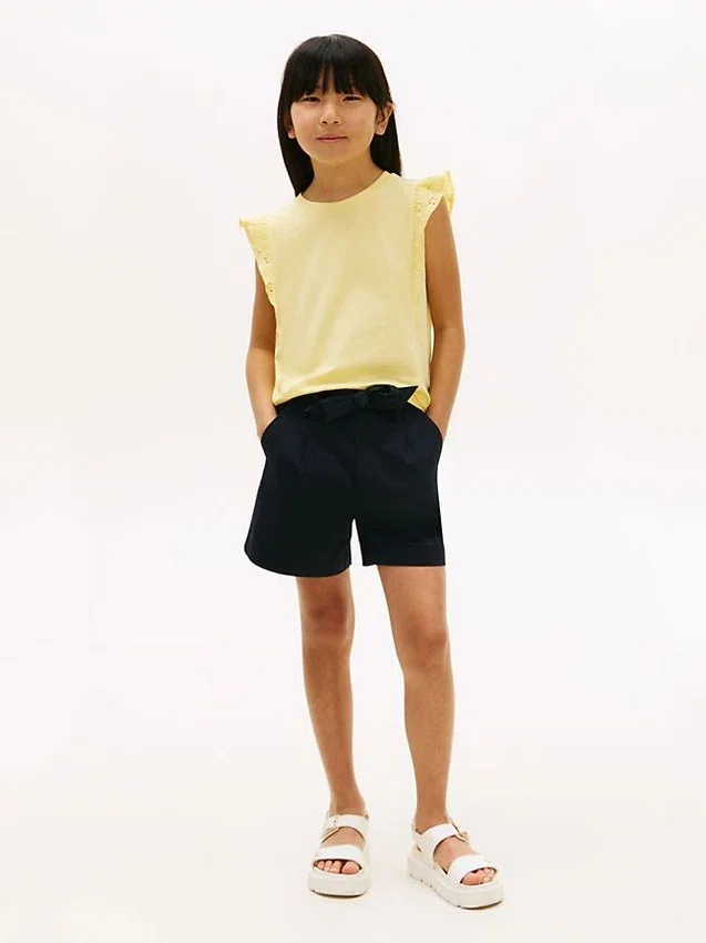 Camiseta infantil con volantes y ojales bordados Camiseta infantil con volantes y ojales bordados