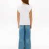 Camiseta infantil con volantes y ojales bordados Camiseta infantil con volantes y ojales bordados