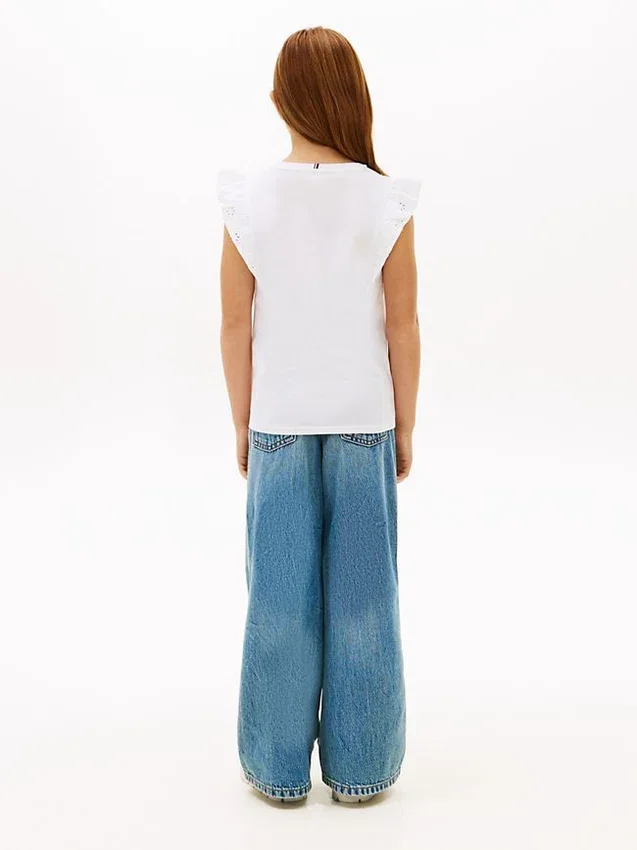 Camiseta infantil con volantes y ojales bordados Camiseta infantil con volantes y ojales bordados