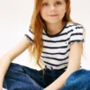 Camiseta infantil de rayas con mangas con volantes Camiseta infantil de rayas con mangas con volantes